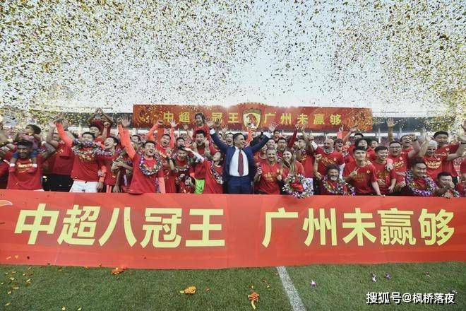 曾经一直勇敢跑向周灿的余骄阳，终于在期待和失望的反复循环中，耗尽了所有勇气，婚姻成为了只能小心翼翼说给神明听的秘密